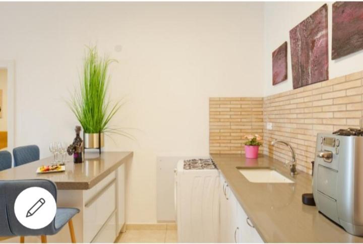 Bat Yam On The Beach Apartment Bagian luar foto