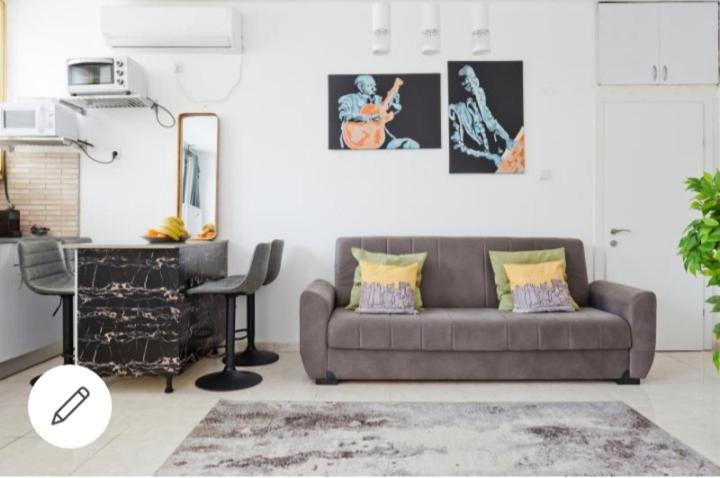 Bat Yam On The Beach Apartment Bagian luar foto