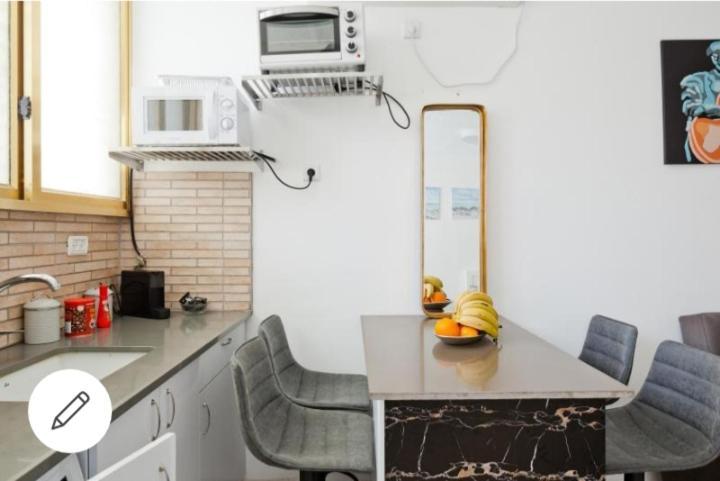 Bat Yam On The Beach Apartment Bagian luar foto