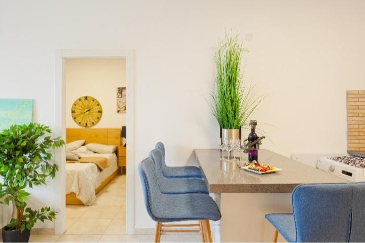Bat Yam On The Beach Apartment Bagian luar foto