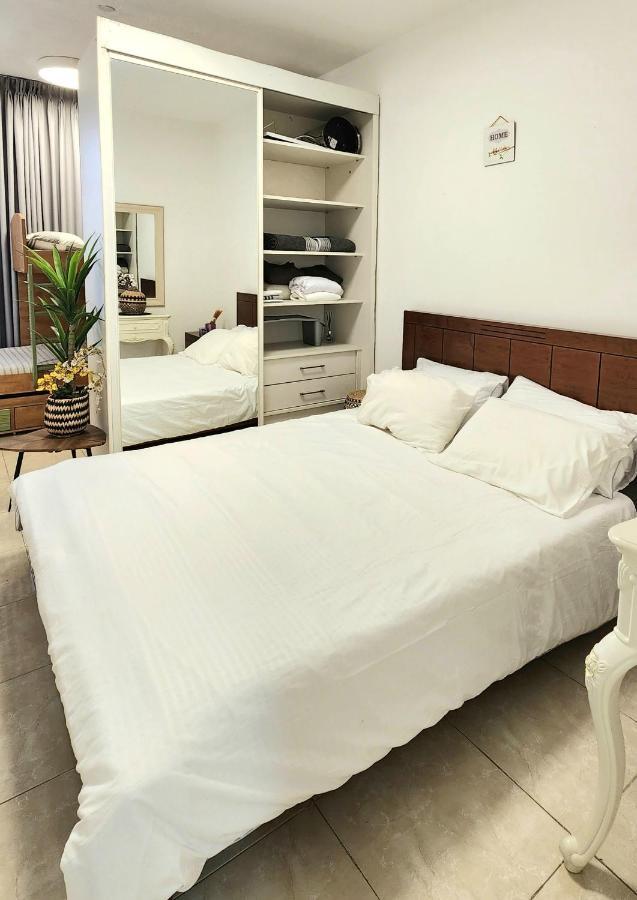 Bat Yam On The Beach Apartment Bagian luar foto