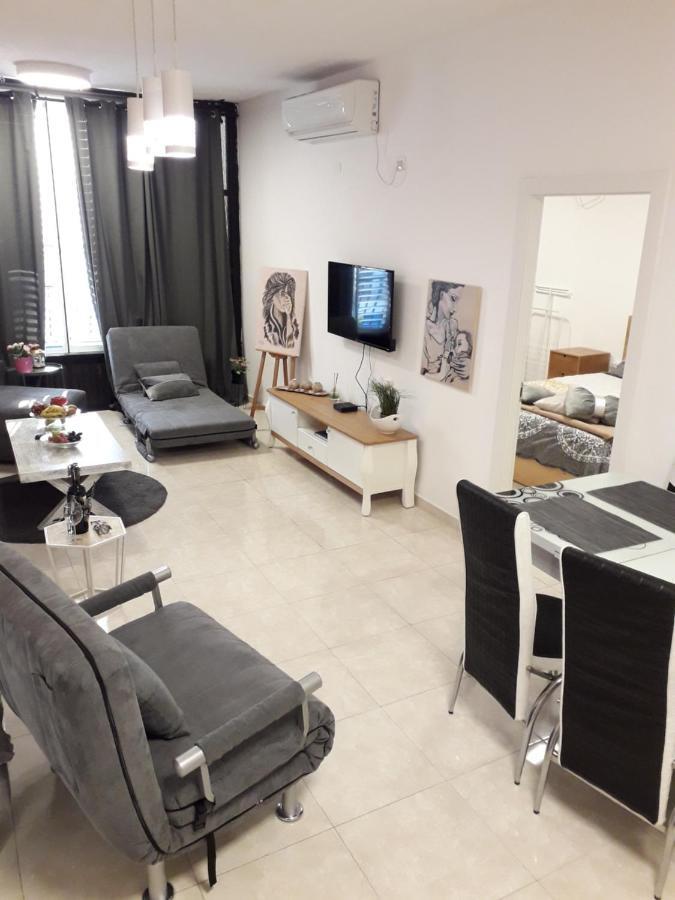 Bat Yam On The Beach Apartment Bagian luar foto