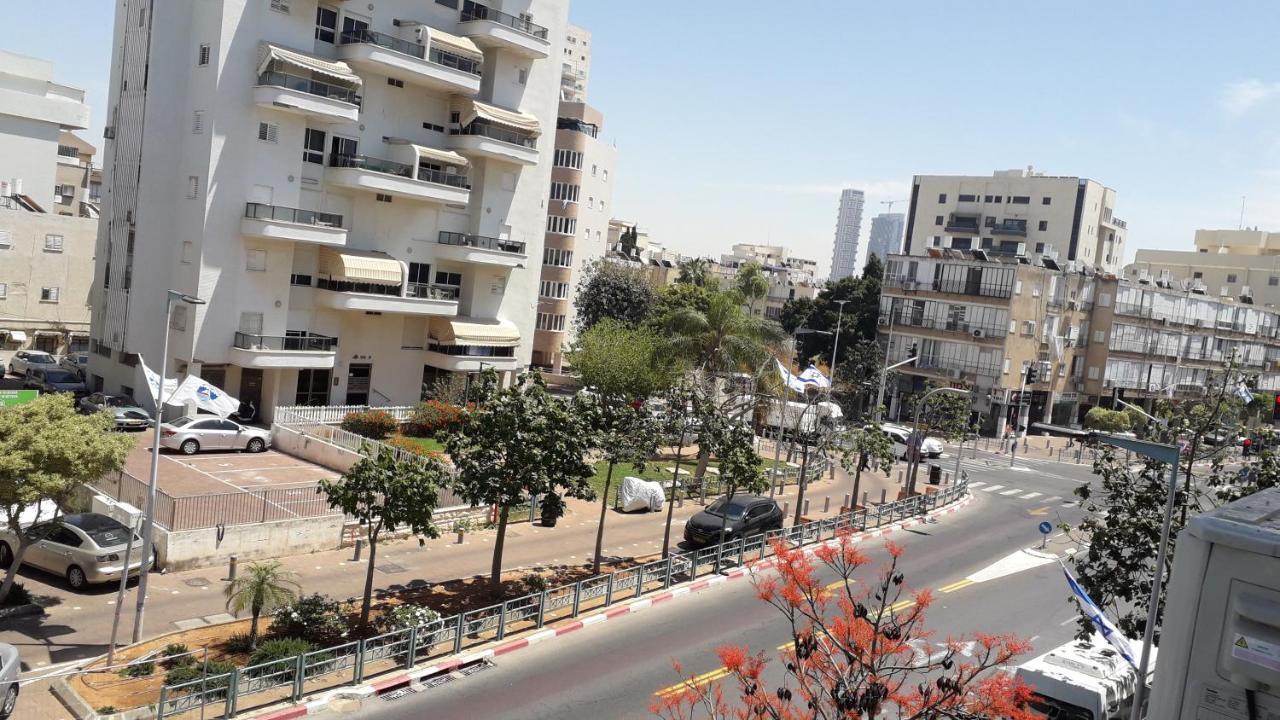 Bat Yam On The Beach Apartment Bagian luar foto